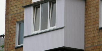 Тёплое остекление П - образного балкона с выносом и обшивка сайдингом с утеплением минватой.